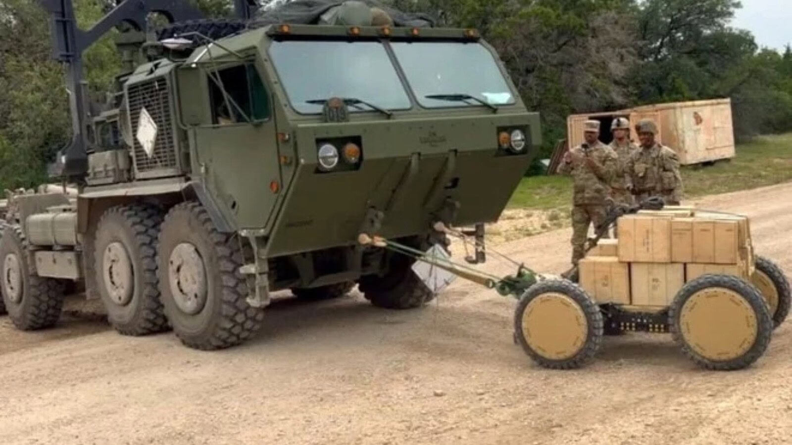 Robot AZAK da 227 kg traina un camion dell'esercito USA