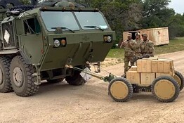 Robot AZAK da 227 kg traina un camion dell’esercito USA