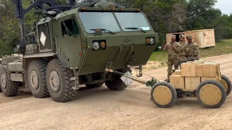 Robot AZAK da 227 kg traina un camion dell'esercito USA