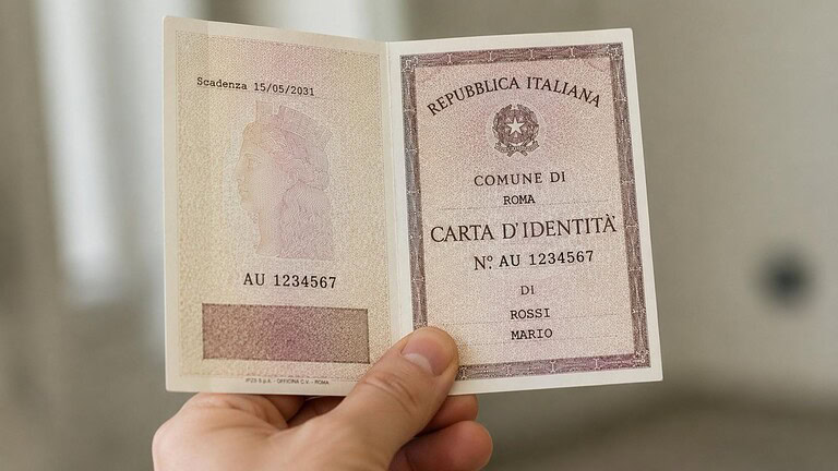 Carta d'identità cartacea addio: ecco fino a quando vale per SIM e operatori