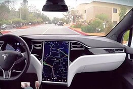 Tesla porta la guida autonoma in Italia con un tour in 32 città