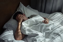 Dormire male fa ingrassare: basta un’ora in meno a notte