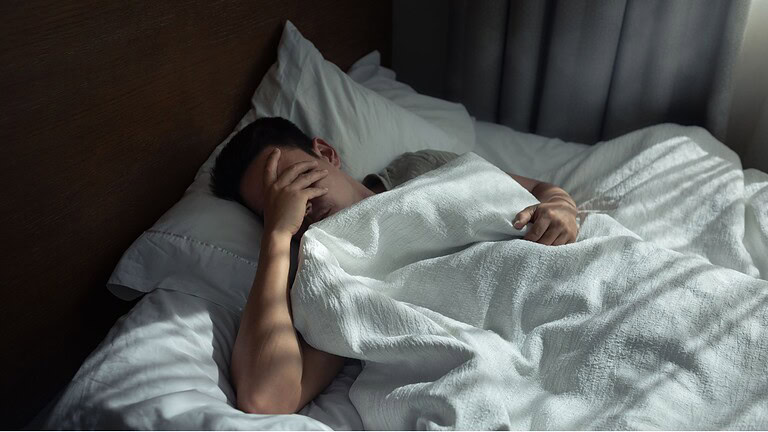 Dormire male fa ingrassare