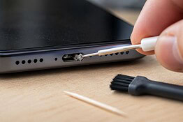 Smartphone non carica? Pulisci la presa USB-C: ecco come si fa