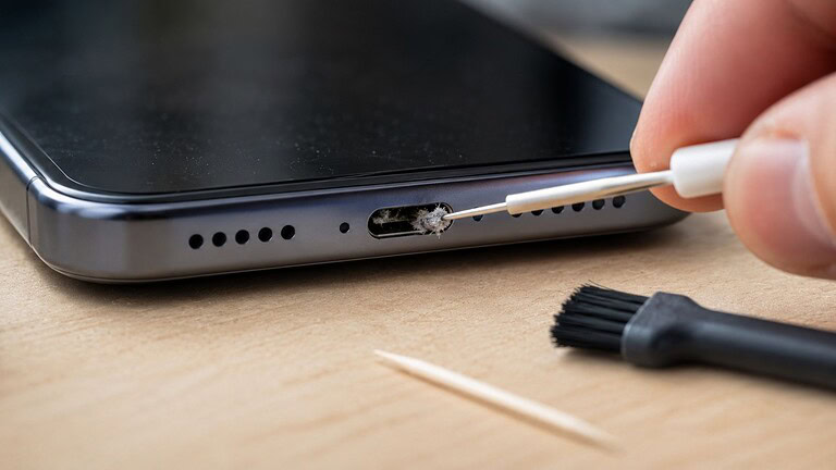 Smartphone non carica? Pulisci la presa USB-C: ecco come si fa