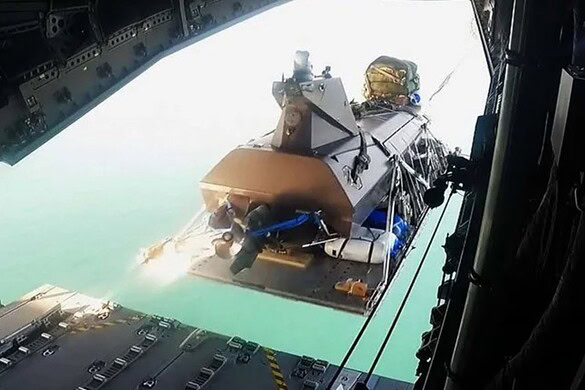 Royal Navy lancia un drone navale da un aereo in volo
