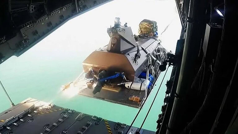 Royal Navy lancia un drone navale da un aereo in volo