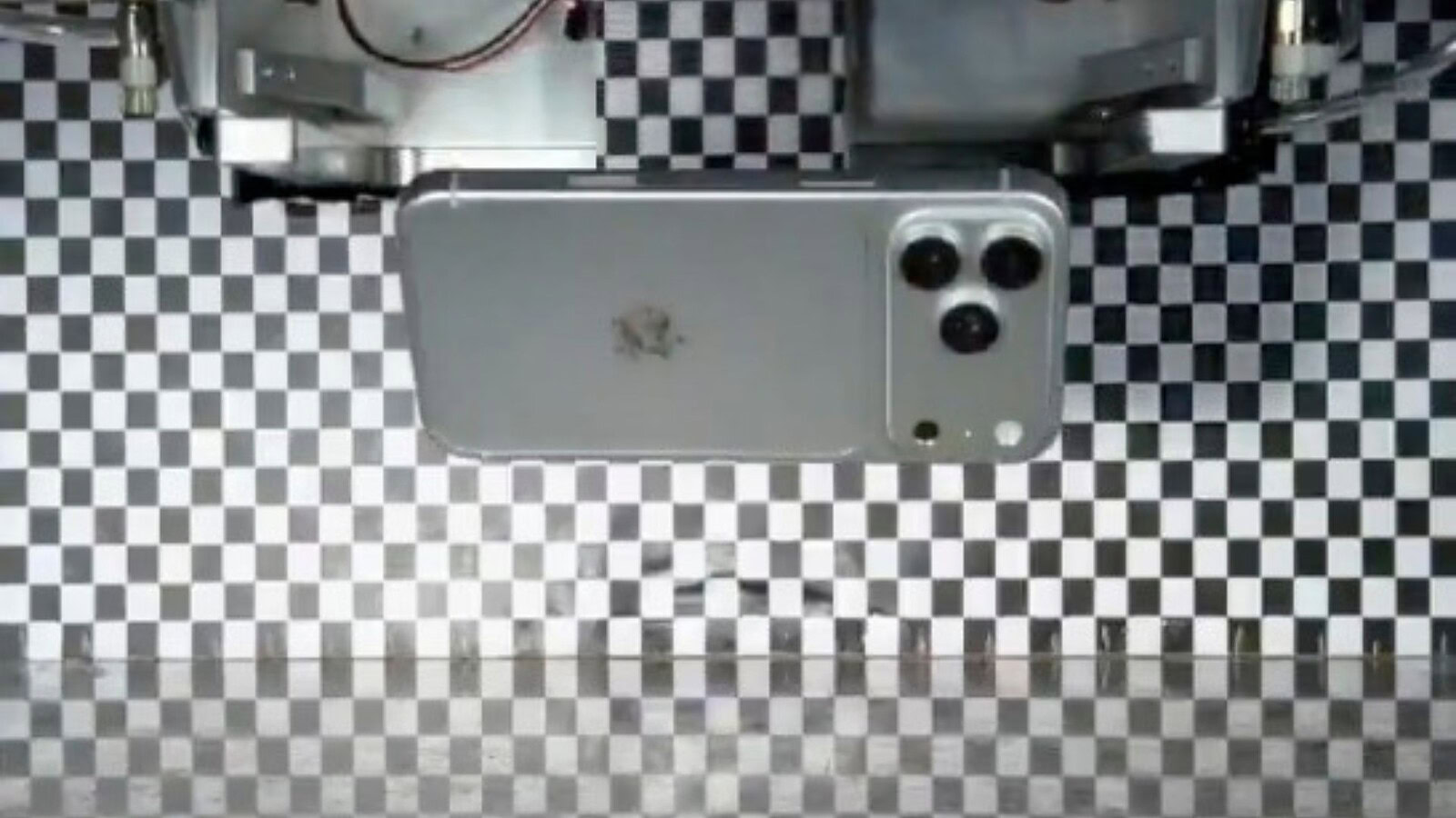 iPhone 18 Pro, la fuga di dati e il drop test mettono Apple nei guai