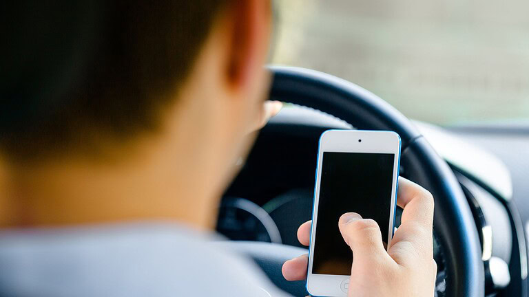 Autovelox SafeDrive, l'AI a caccia di chi usa il telefono alla guida