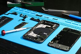 Batteria removibile addio: l’UE la riporta dal 2027