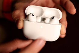 AirPods Ultra con fotocamera, Apple congela il progetto: cosa succede