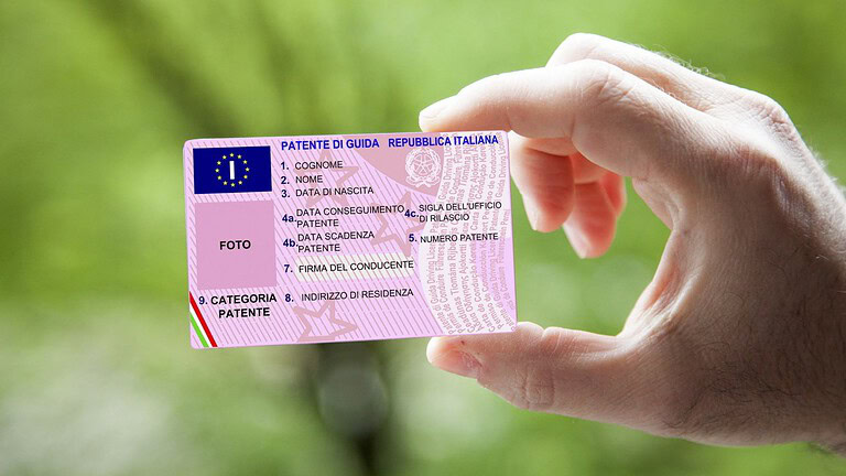 Patente a 17 anni: nuova regola in Italia, ma con accompagnatore