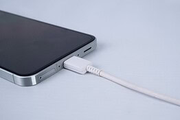 Smartphone in carica mentre lo usi: cosa succede alla batteria