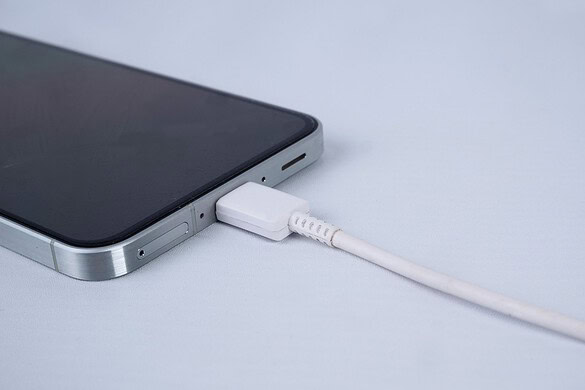 Smartphone in carica mentre lo usi: cosa succede alla batteria