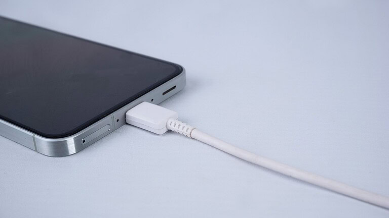 Smartphone in carica mentre lo usi: cosa succede alla batteria