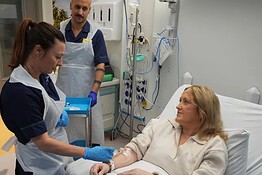 Terapia CAR T e gravidanza: donne autoimmuni diventano madri
