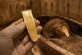Lingue d’oro riemergono dalla sabbia in una necropoli egiziana