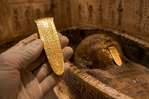 Lingue d’oro riemergono dalla sabbia in una necropoli egiziana