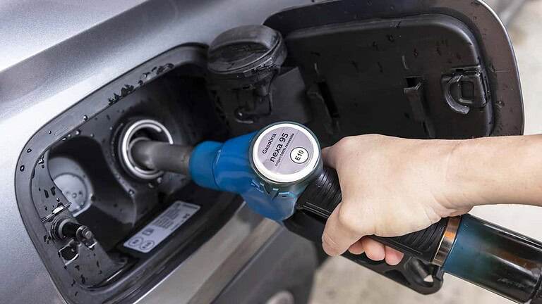 Carburanti, prezzi record in Italia: diesel a 2,7 euro in autostrada