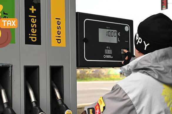 Accise carburanti, niente taglio: diesel oltre 2,10 euro al litro