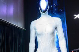 XPENG Iron: mille robot umanoidi al mese entro il 2026