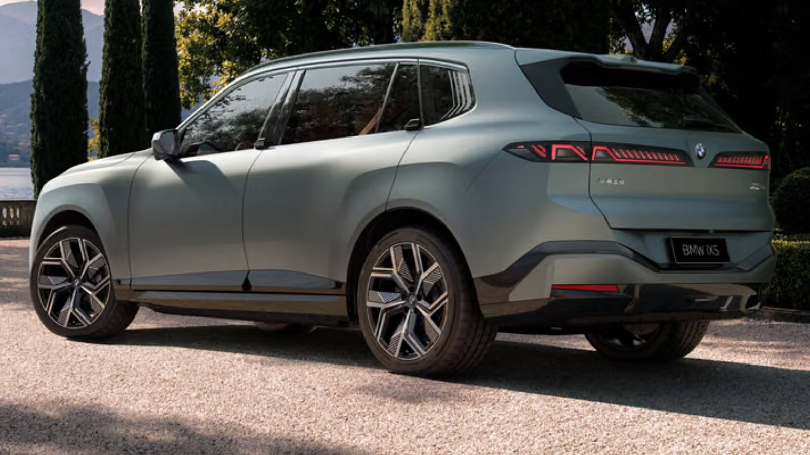 BMW iX5 LWB: fino a 1.000 km di autonomia con batteria da 144 kWh