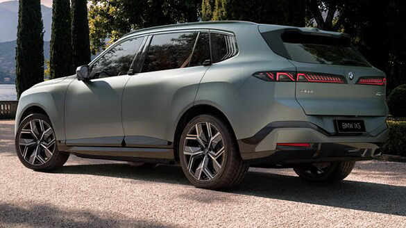 BMW iX5 LWB: fino a 1.000 km di autonomia con batteria da 144 kWh
