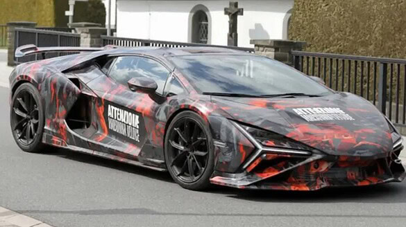 Lamborghini Revuelto SV, le foto spia svelano la versione più estrema