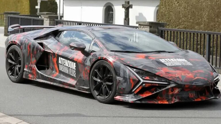 Lamborghini Revuelto SV, le foto spia svelano la versione più estrema