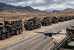 Droni cinesi lanciati da una catapulta elettromagnetica su camion