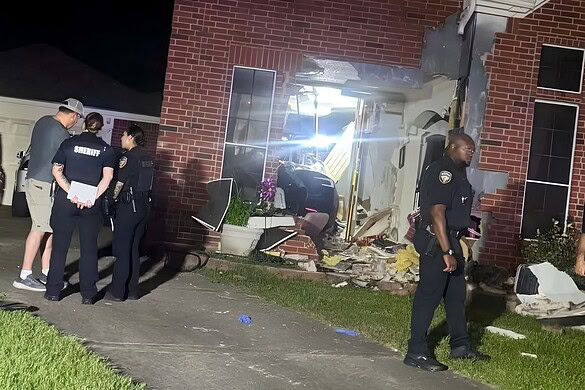Tesla Model 3 sfonda una casa: i dati smentiscono il conducente