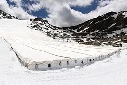 MINI Takes Care: teli biodegradabili per salvare neve e ghiacciai in Val Senales