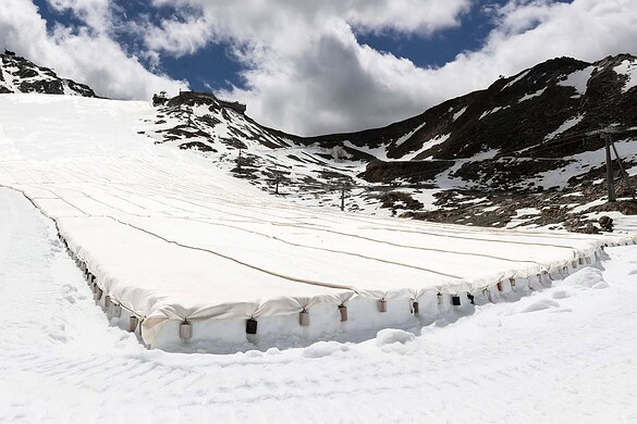 MINI Takes Care: teli biodegradabili per salvare neve e ghiacciai in Val Senales