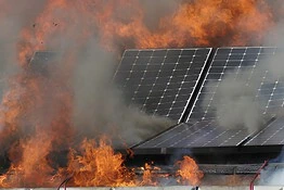 Pannelli solari e caldo estremo: perché aumenta il rischio incendio