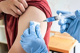 Vaccini, social e chatbot AI diffondono più bufale: lo studio