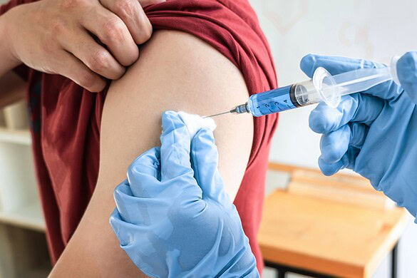 Vaccini, social e chatbot AI diffondono più bufale: lo studio