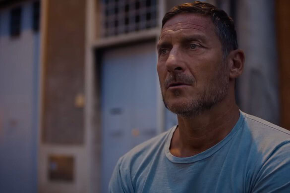Totti diventa Spider-Man nel nuovo spot di Brand New Day