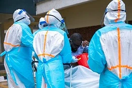 Ebola, un ceppo raro corre veloce: quasi un caso su tre è letale