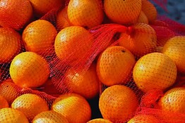 Arance nella retina rossa: il trucco visivo che inganna l’occhio al supermercato