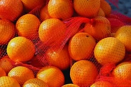 Arance nella retina rossa: il trucco visivo che inganna l’occhio al supermercato