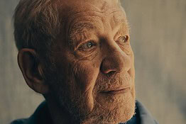 Ian McKellen a 87 anni stupisce in The Christophers di Soderbergh