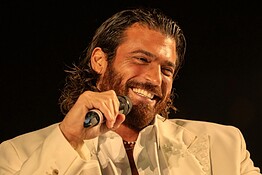Can Yaman diventa avvocato in una nuova serie comica su Prime Video