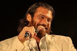 Can Yaman diventa avvocato in una nuova serie comica su Prime Video