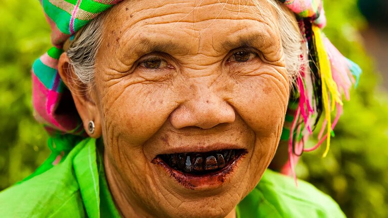 Denti neri, l'antico segreto di bellezza che sfida i millenni