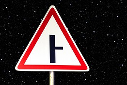 Cartelli stradali che brillano di notte: ecco il segreto del loro “funzionamento”