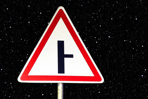 Cartelli stradali che brillano di notte: ecco il segreto del loro “funzionamento”