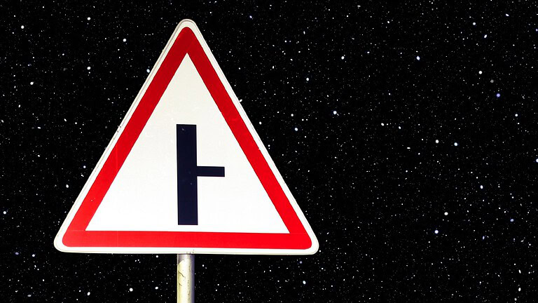 Cartelli stradali che brillano di notte: ecco il segreto del loro "funzionamento"