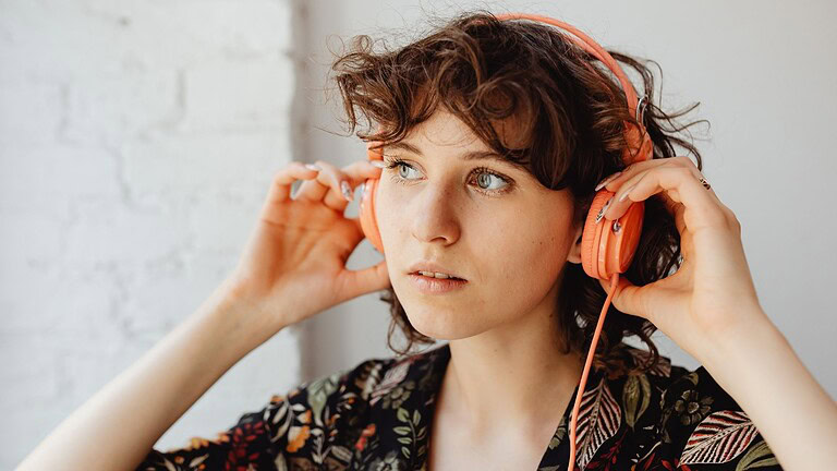 Cuffie con filo, perché stanno tornando di moda e battono il wireless