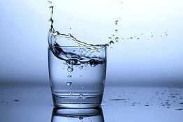 Acqua, l’AI rivela due strutture nascoste dietro il liquido più comune