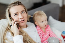 Genitori sempre al telefono: figli meno sicuri e realizzati